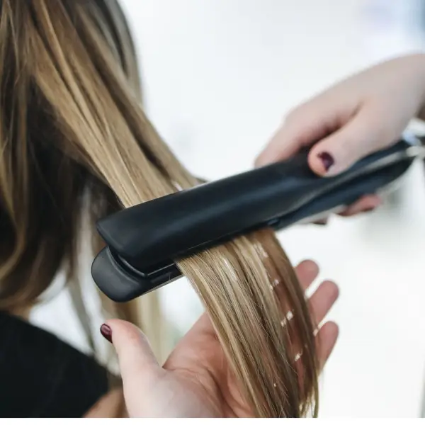 Cabello liso y brillante tras un tratamiento de alisado en Burgos