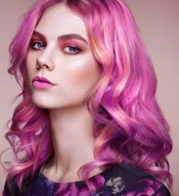 Cabello con coloración vibrante protegida durante el verano