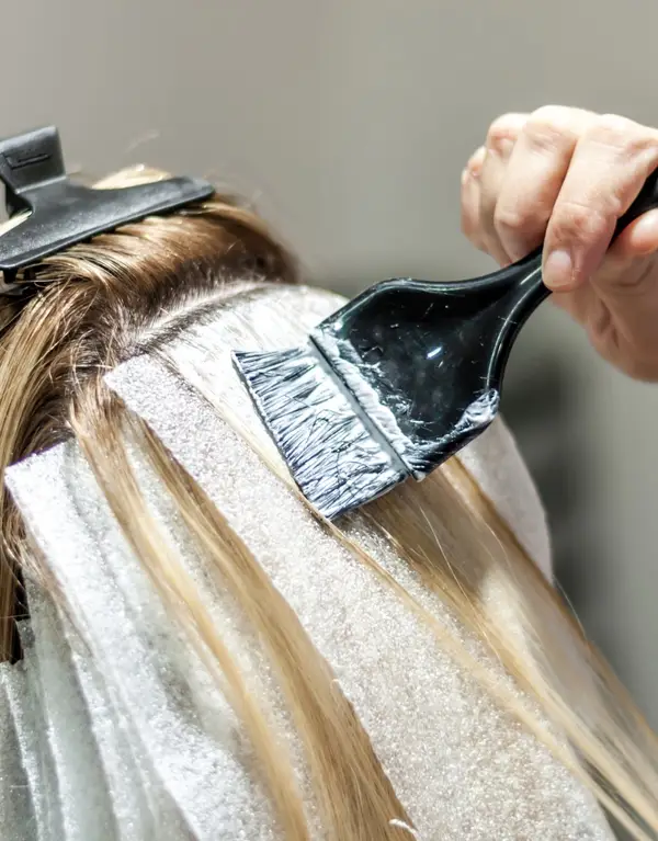 Aplicación de mechas con papel de aluminio en peluquería de Burgos